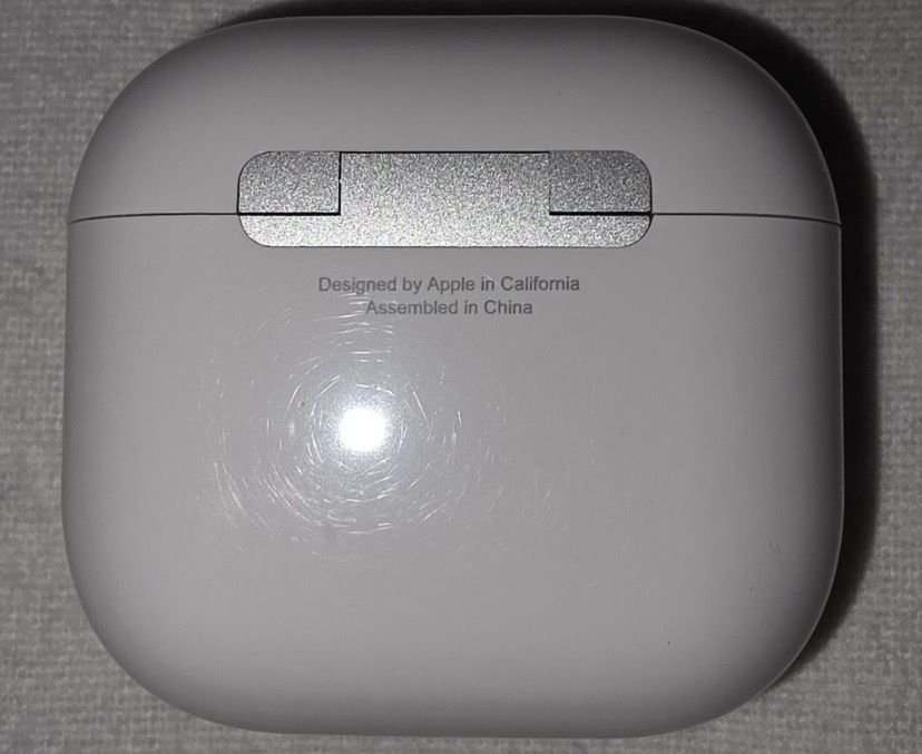 airpods 4  със синьо калъфче (използвани)