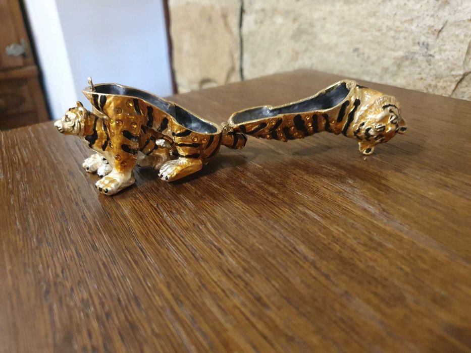 Бижутерка "Тигрица с Малко"