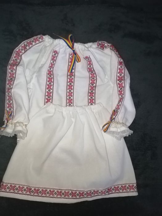 Vând costum popular pentru fetițe