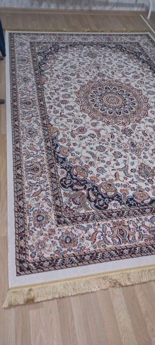 Срочно продаётся ковёр в отличном состоянии новый размер 2х3