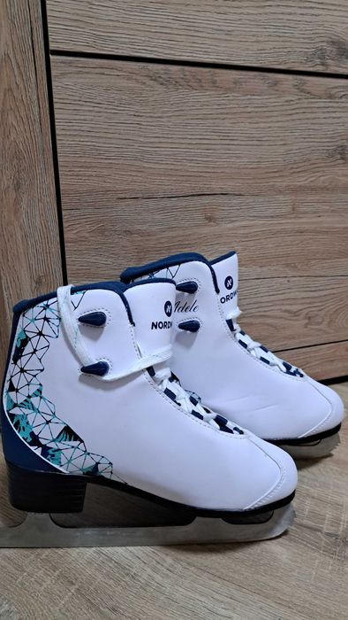 Коньки новые.Наточенные.С сумкой для них.
