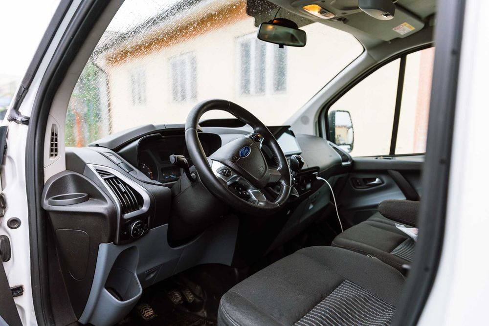 Ford Transit Custom – 9 locuri – 2015 – 220.000 km – Dotări premium