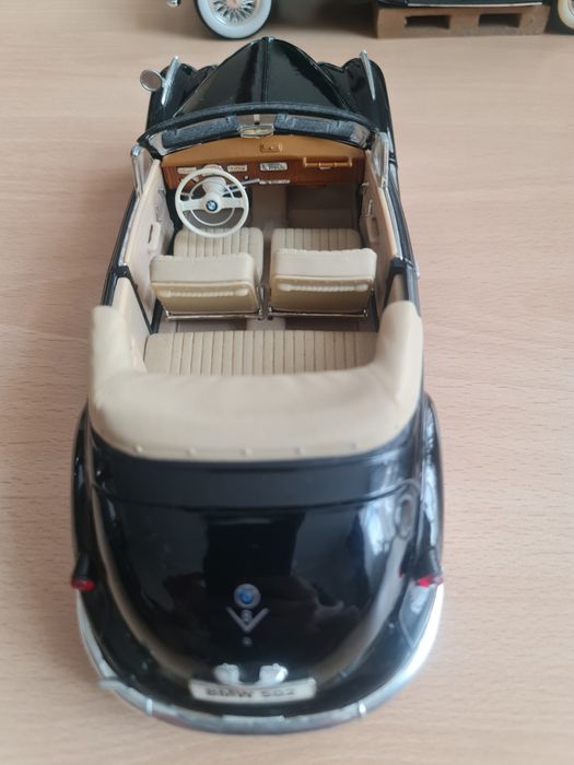 Vand macheta scara 1/18 BMW 502 producator Maisto