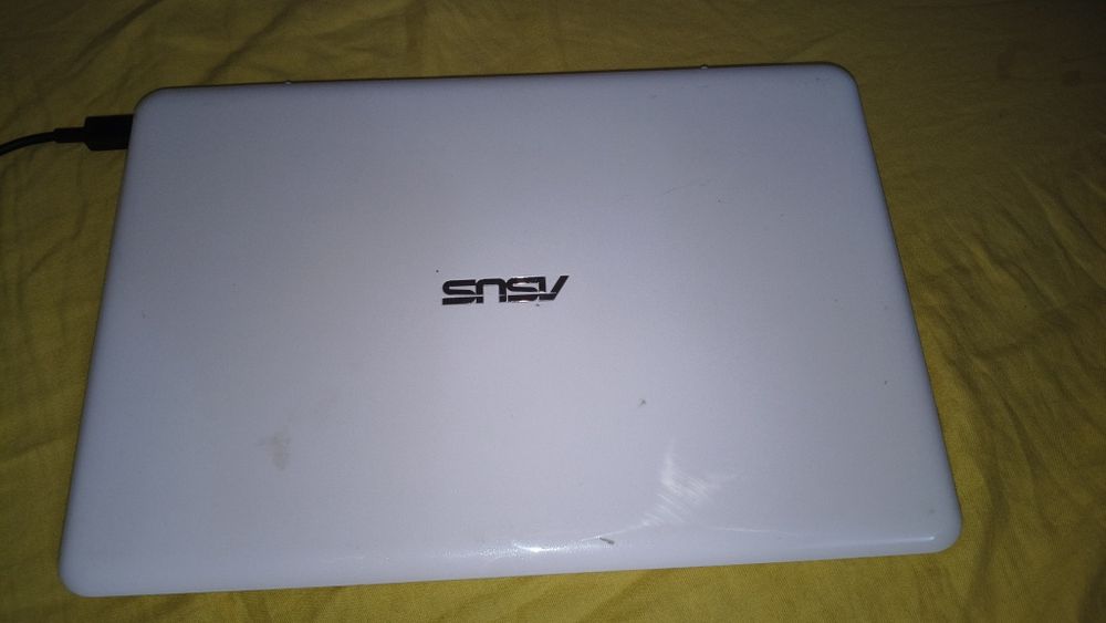 Vând laptop ASUS F205TA