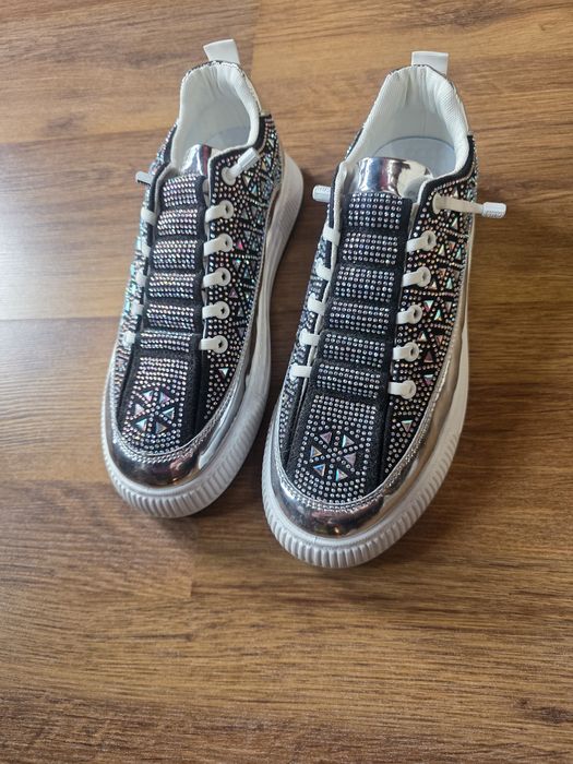 Чисто нови обувки