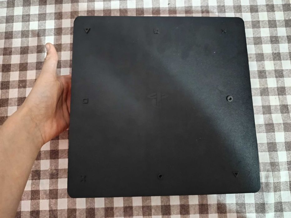 PlayStation 4 1TB 2 joistik nu face că avionul are mentenanță făcută recent