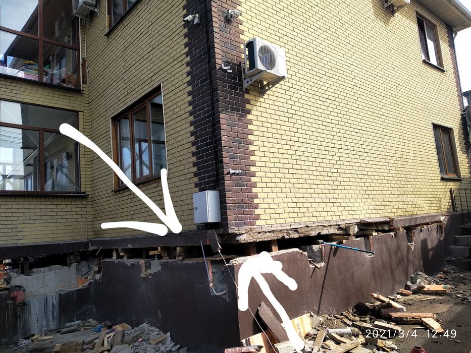 Выравнивание дома домкратами