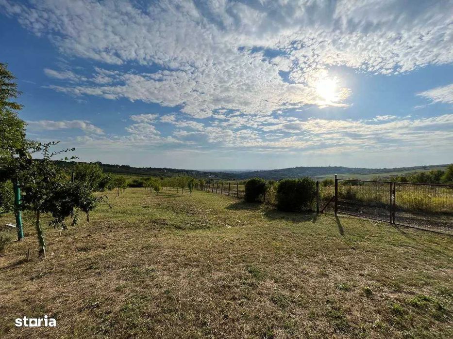 Vând teren intravilan cu panoramă superbă zona de dealuri
