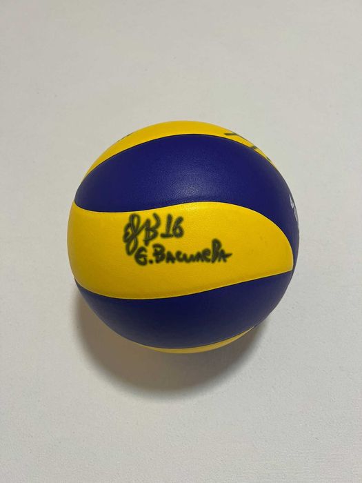 Волейболна топка Mikasa MVA330 с автографи