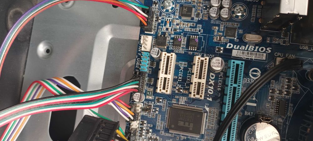 Продавам неработещи твърди дискове и изгоряла дънна платка