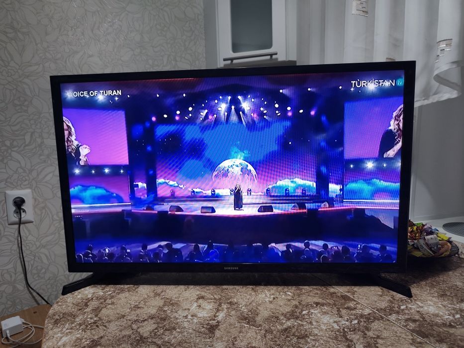 Телевизор Смарт 82 см диагональ