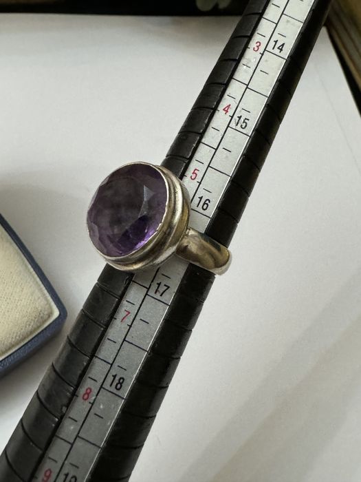 Inel din argint masiv cu ametist natural, mare.