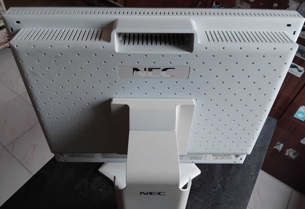 NEC MultiSync L195RW е 19″ (48 cm) LCD