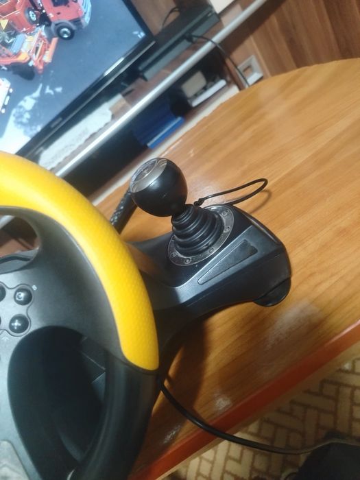 Vând volan de PS 4