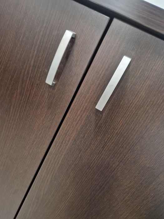 Двоен дървен шкаф