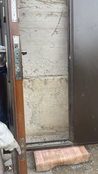 Входная железная дверь