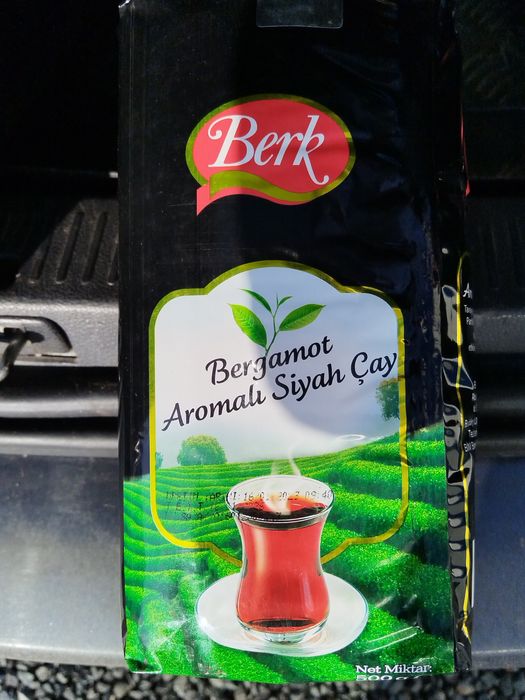 Vind ceai negru turcesc.