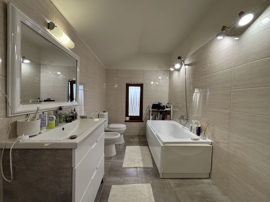 Jumatate de duplex modern, proaspat renovat, 150 mp, 4 dormitoare