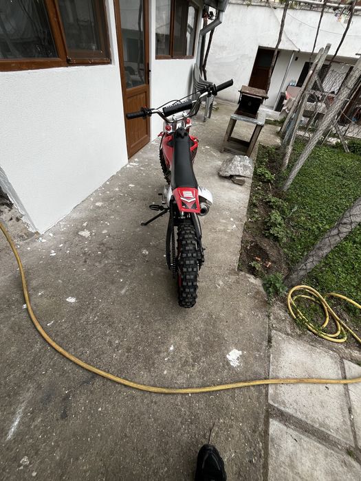 Продавам мотор 125cc пълен крос джанти 16ки за дете от 10 до 11 години