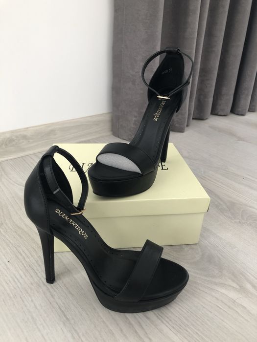 Обувки на висок ток