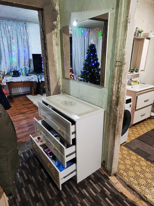 Комод и зеркало для спальни