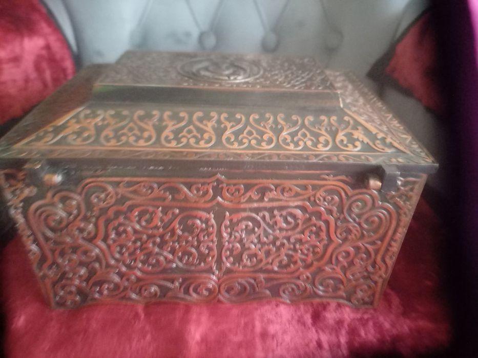 Продаю старинную шкатулку .