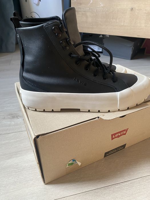 Срочно продам кеды Levis