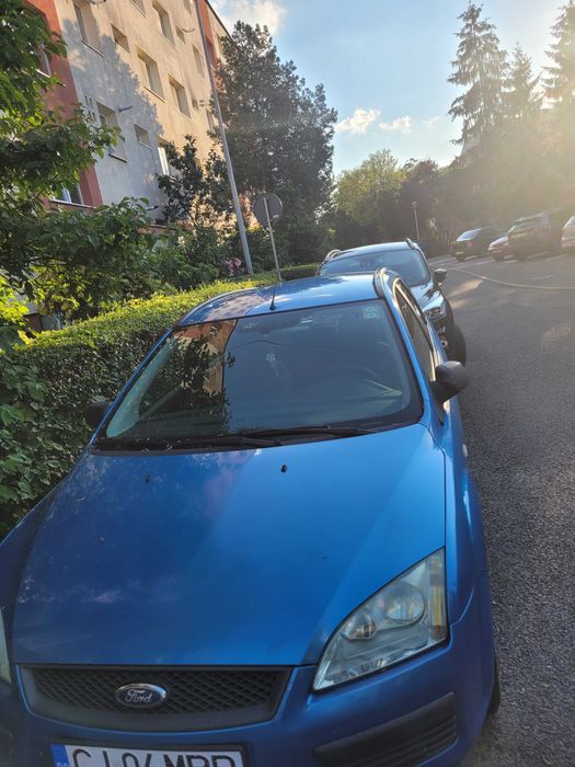 Vând Ford Focus 2, diesel, an2006, itp valabil Iulie 2026,functional,AC,geamuri electrice față, cutie viteze manuală. Preț 1300 euro. Tel. 0728171868.