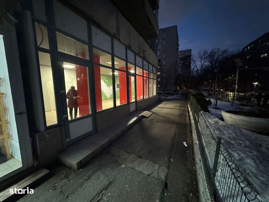 Spatiu stradal 75 mp, vitrina 10 m, 3 fazic – Ceahlau