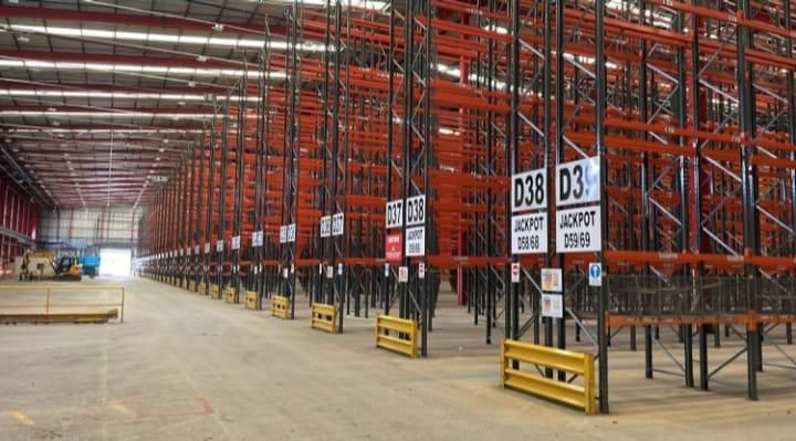 Rafturi metalice industriale second-hand pentru depozitare paleti