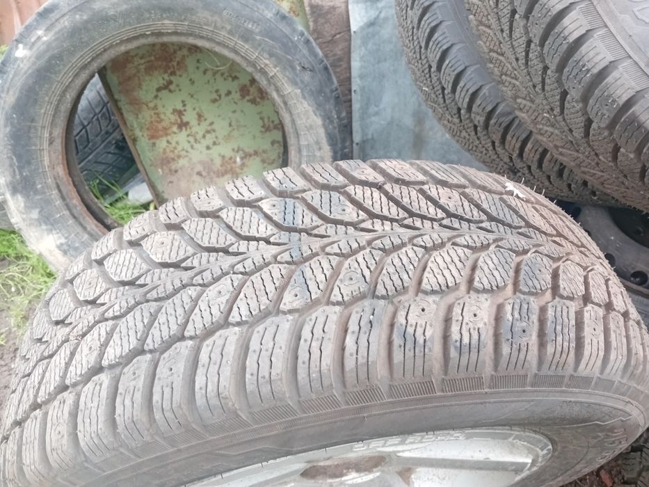 Продам резину на титанках на ниву