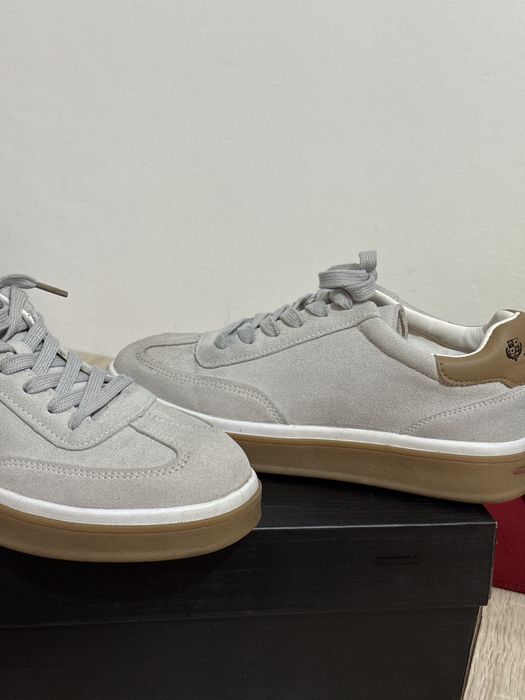 Кроссовки стильные почти новые