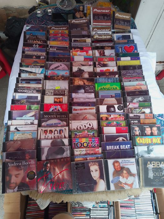 Colecție în jur de 400 cd uri originale cu artisti consacrati