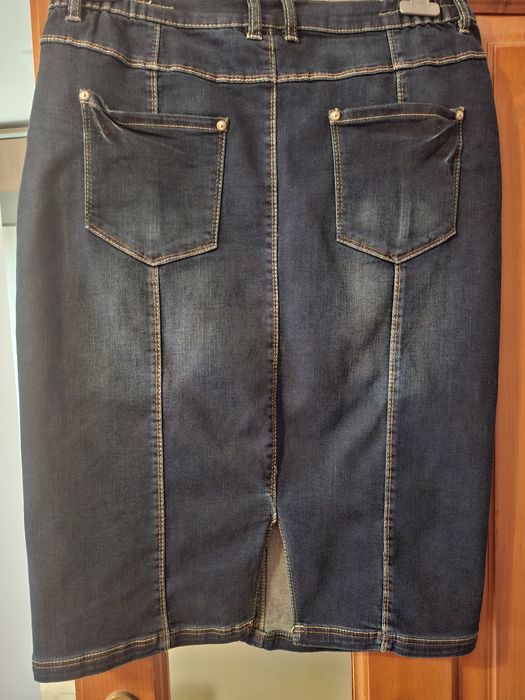 Vand o fusta de  blugi