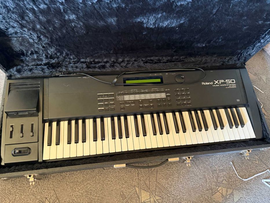 Roland XP-50 Workstation Synthesizer + твърд кейс