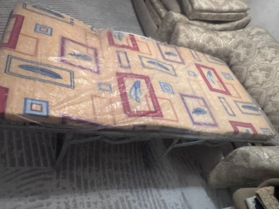 Диван раскладной две штуки.