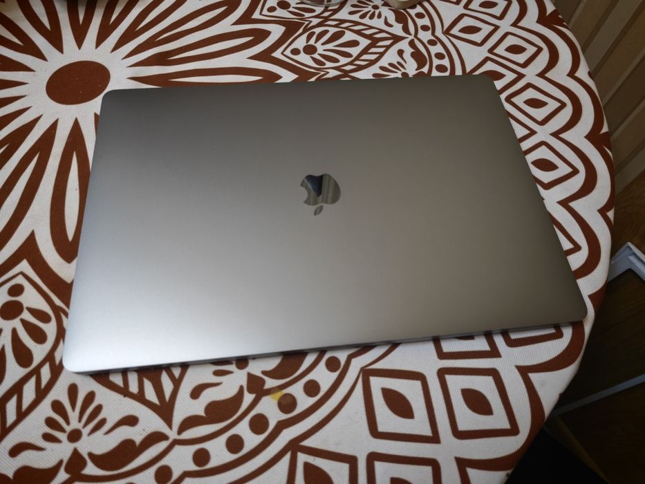 MacBook pro 16 (2019) core i9 (64/1 ТБ)