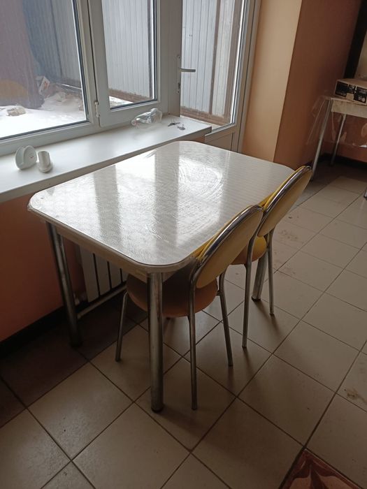 Стол со стульями