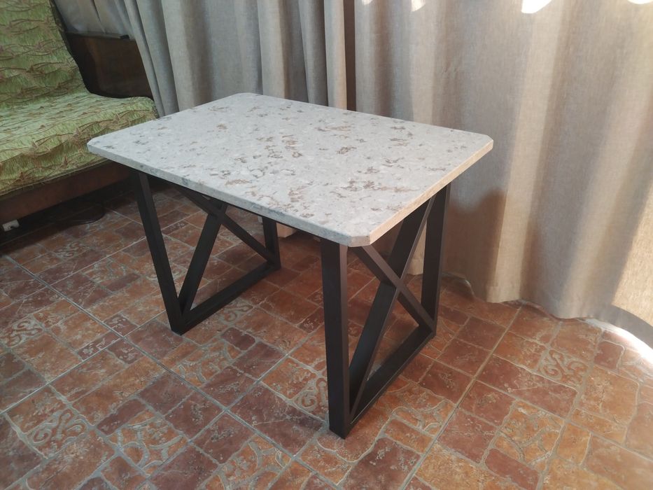 Столик  лофт с кварцевой столешницей