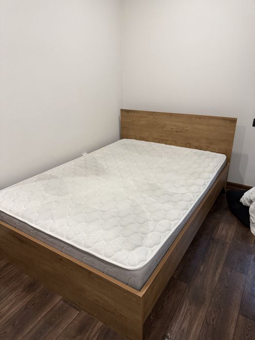 Кровать с матрасом