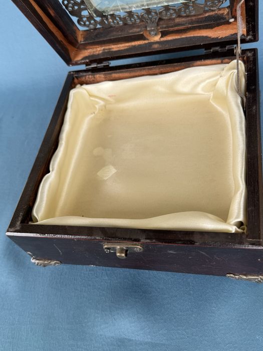 Стара дървена кутия за бижута