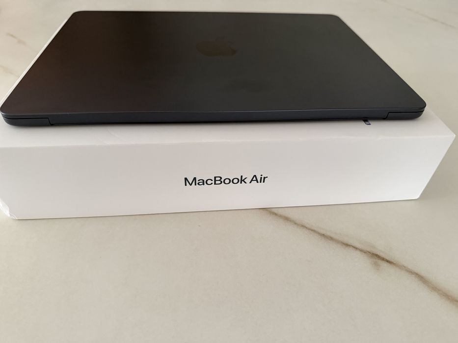 Macbook Air  13.6 inches with M2 chip- Midnight 16 GB Ram SSD 256GB