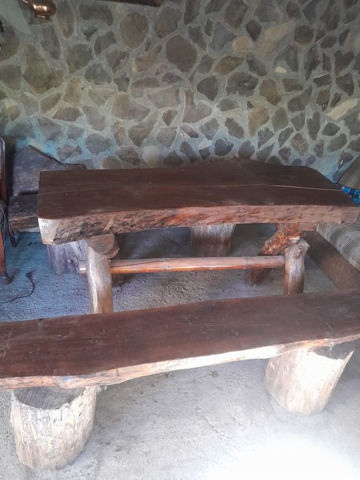 Masă rustică din lemn de nuc