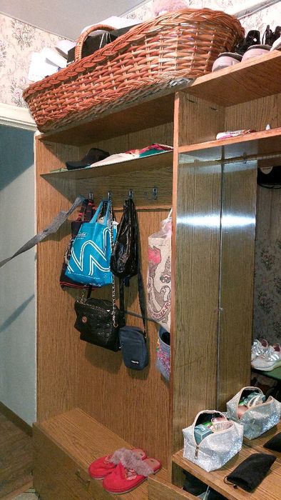 Продаётся шкаф для прихожей комнаты.