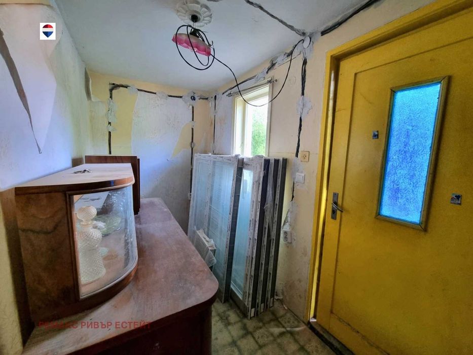 Къща с двор за продажба в с. Божичен