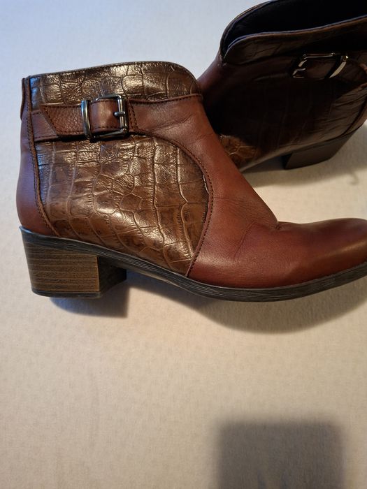 Cizmà scurta de dama din poele de crocodil.