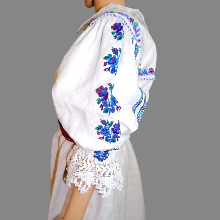 Costum popular vechi din Arad , ie veche , spacel si poale