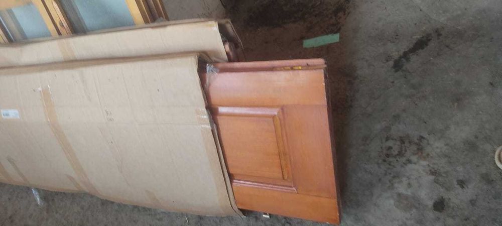 Есік, терезелер сатылады.