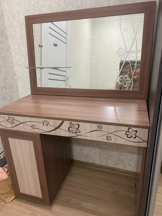 Продам туалетный столик с зеркалом