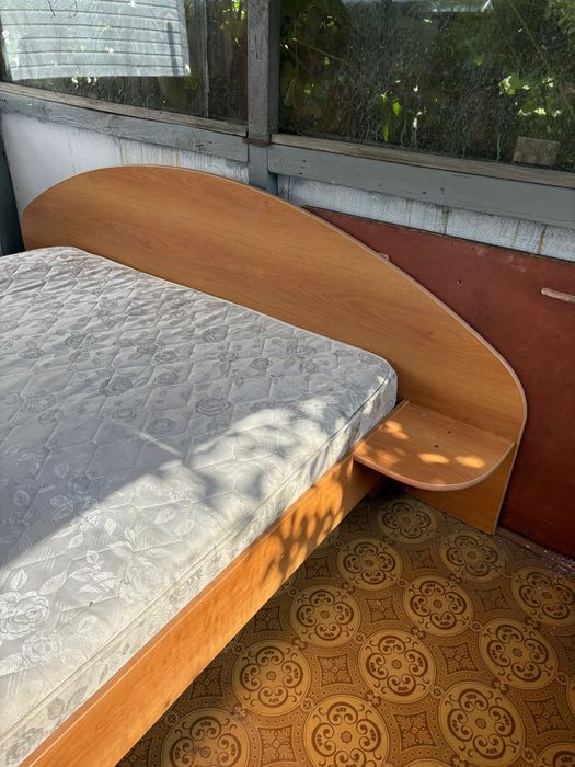 Продам кровать,без матраса